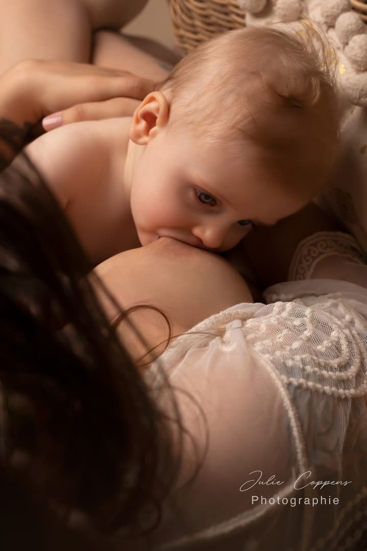 Séance maman et bébé par Julie Coppens Photographie