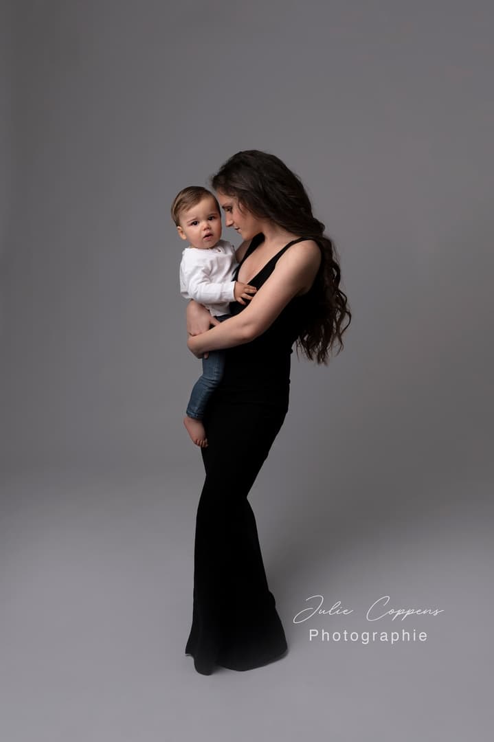 Séance maman et bébé par Julie Coppens Photographie