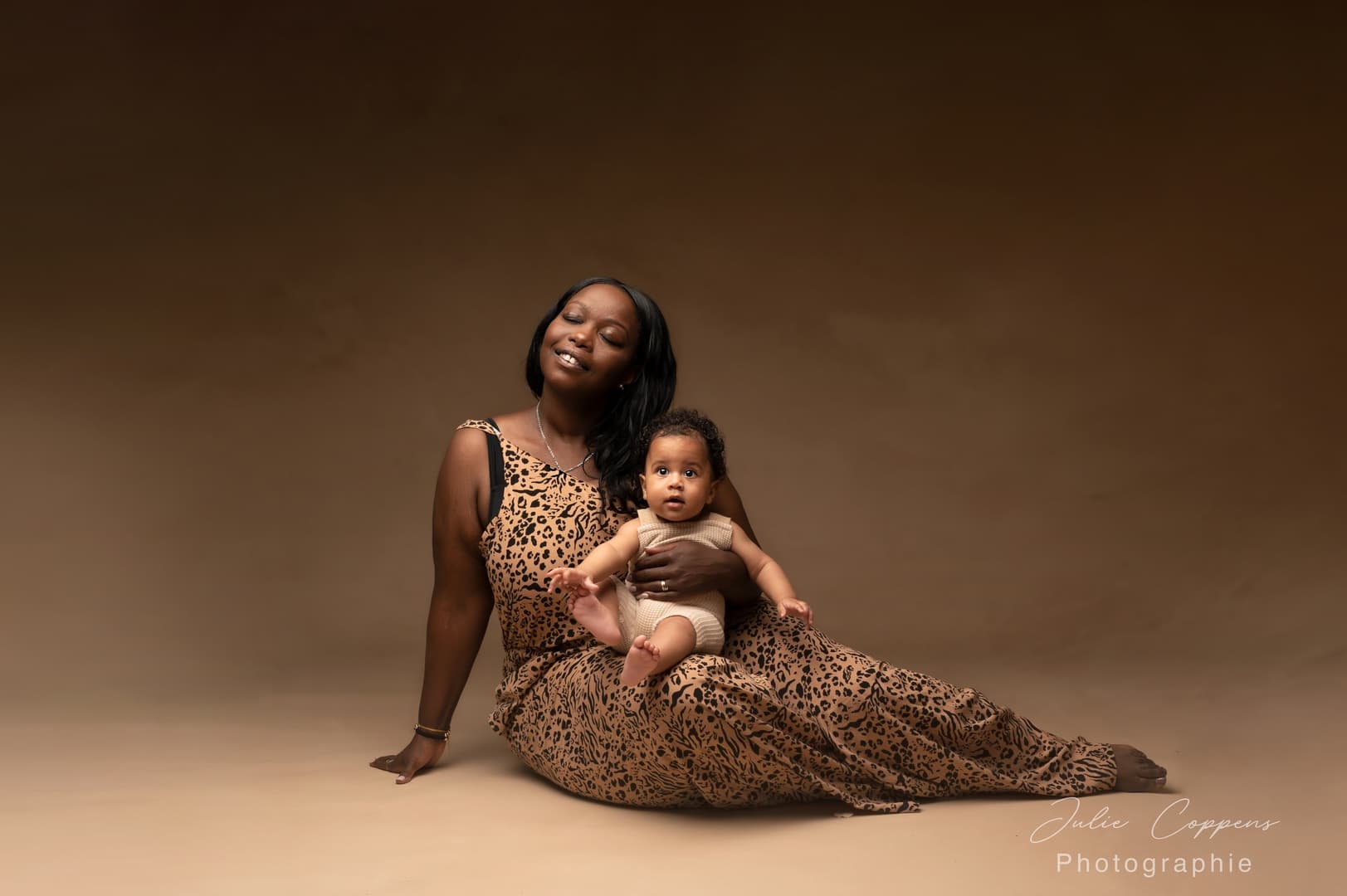 Séance maman et bébé par Julie Coppens Photographie