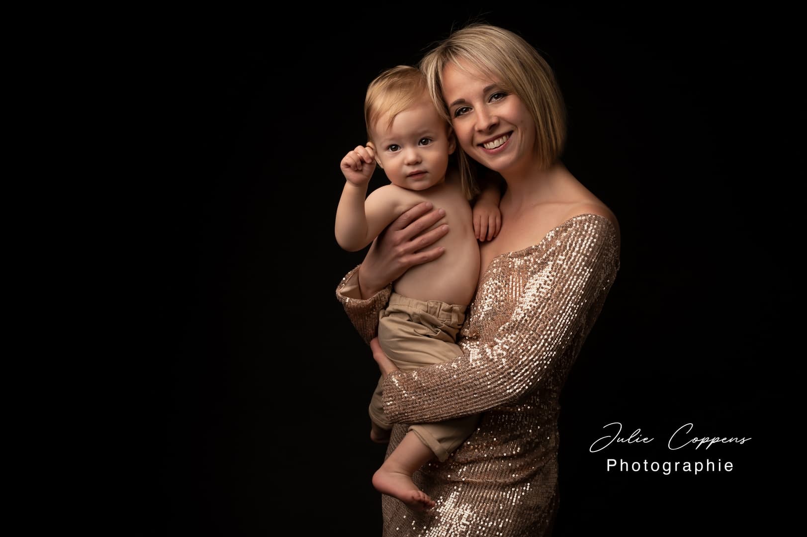 Séance maman et bébé par Julie Coppens Photographie