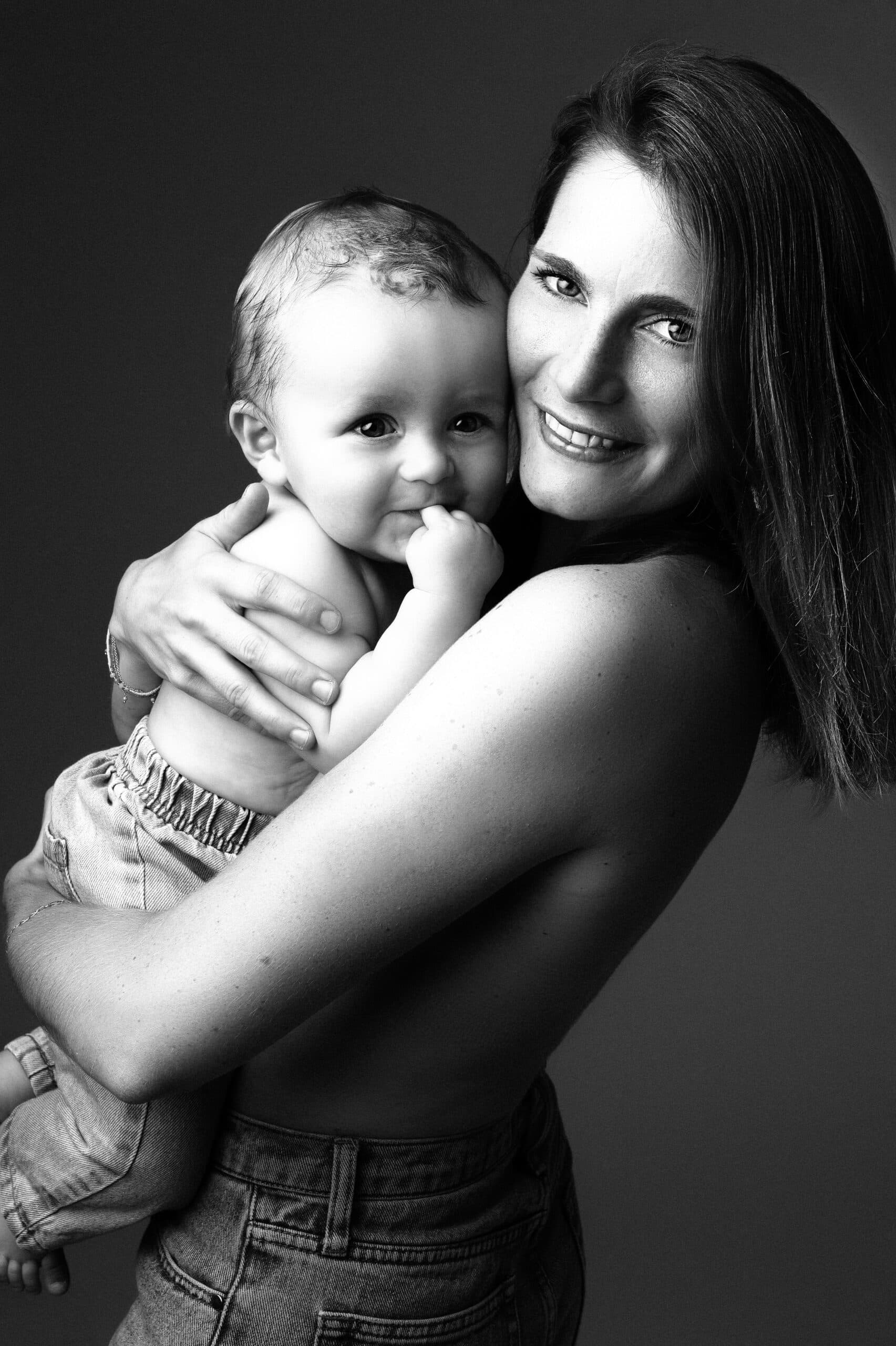 Séance maman et bébé par Julie Coppens Photographie